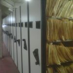 Una imagen poco conocida. Los armarios móviles que se instalaron en el subsuelo del Pabellón II, debajo del Aula Magna, para ubicar la siempre creciente cantidad de expedientes.